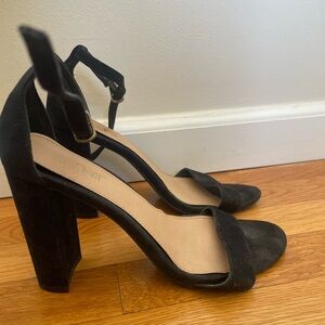 Black heeled sandal